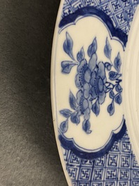 Une paire de plats en porcelaine de Chine en bleu et blanc, marque de Chenghua, Kangxi